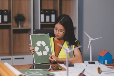 Evde çalışan kadın mimar planlara baktı..