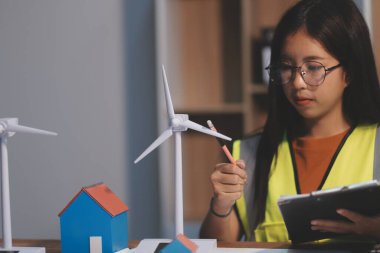 Evde çalışan kadın mimar planlara baktı..