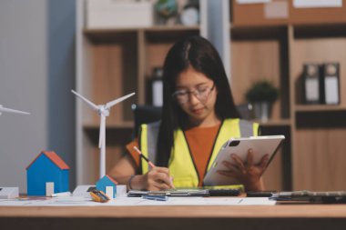 Evde çalışan kadın mimar planlara baktı..