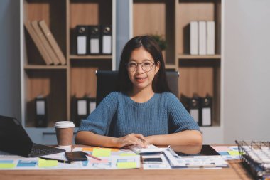 Tasarımcı takım uxui sistemini yeni telefonlar ve destek sistemi güncellemeleri üzerinde iyi çalışması için tasarlıyor. Web sitesi geliştirme konsepti UI UX ön uç tasarımcısı