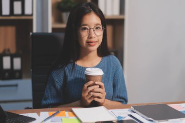 Tasarımcı takım uxui sistemini yeni telefonlar ve destek sistemi güncellemeleri üzerinde iyi çalışması için tasarlıyor. Web sitesi geliştirme konsepti UI UX ön uç tasarımcısı