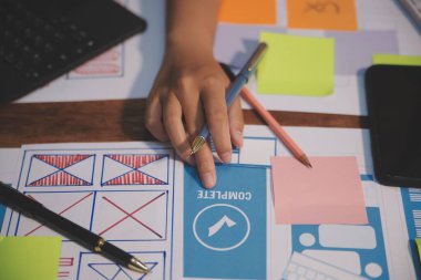 Tasarımcı takım uxui sistemini yeni telefonlar ve destek sistemi güncellemeleri üzerinde iyi çalışması için tasarlıyor. Web sitesi geliştirme konsepti UI UX ön uç tasarımcısı