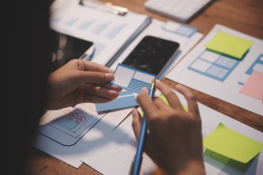 Tasarımcı takım uxui sistemini yeni telefonlar ve destek sistemi güncellemeleri üzerinde iyi çalışması için tasarlıyor. Web sitesi geliştirme konsepti UI UX ön uç tasarımcısı