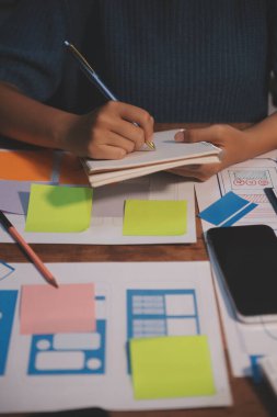 Tasarımcı takım uxui sistemini yeni telefonlar ve destek sistemi güncellemeleri üzerinde iyi çalışması için tasarlıyor. Web sitesi geliştirme konsepti UI UX ön uç tasarımcısı