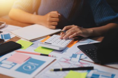 Tasarımcı takım uxui sistemini yeni telefonlar ve destek sistemi güncellemeleri üzerinde iyi çalışması için tasarlıyor. Web sitesi geliştirme konsepti UI UX ön uç tasarımcısı