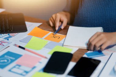 Tasarımcı takım uxui sistemini yeni telefonlar ve destek sistemi güncellemeleri üzerinde iyi çalışması için tasarlıyor. Web sitesi geliştirme konsepti UI UX ön uç tasarımcısı