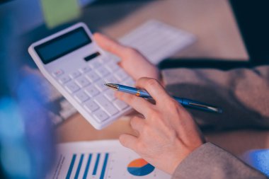 İş muhasebe konsepti İşadamı dizüstü bilgisayar bütçesi ile hesap makinesi kullanır ve ödünç alınmış kağıt harcamaları, harcamalar, online vergiler, şirket bütçeleri, yakın plan resimleri