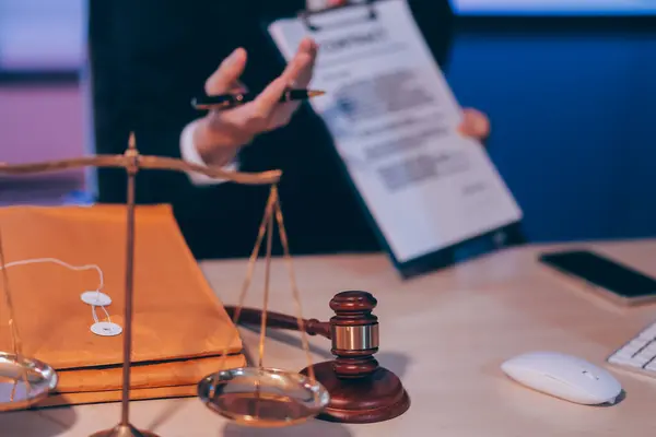 Yargıç Gavin ve Adalet Avukatları hukuk firmasının arka planında takım toplantısı yapıyorlar. Hukuk ve Hukuk Hizmetleri kavramları.