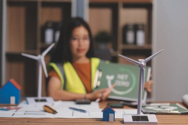 Evde çalışan kadın mimar planlara baktı..