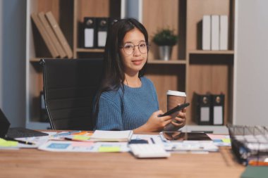 Tasarımcı takım uxui sistemini yeni telefonlar ve destek sistemi güncellemeleri üzerinde iyi çalışması için tasarlıyor. Web sitesi geliştirme konsepti UI UX ön uç tasarımcısı