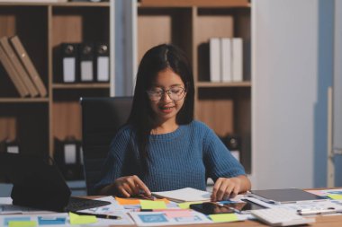 Tasarımcı takım uxui sistemini yeni telefonlar ve destek sistemi güncellemeleri üzerinde iyi çalışması için tasarlıyor. Web sitesi geliştirme konsepti UI UX ön uç tasarımcısı