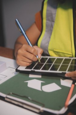 Evde çalışan kadın mimar planlara baktı..