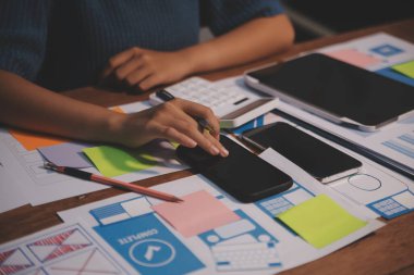 Tasarımcı takım uxui sistemini yeni telefonlar ve destek sistemi güncellemeleri üzerinde iyi çalışması için tasarlıyor. Web sitesi geliştirme konsepti UI UX ön uç tasarımcısı