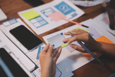 Tasarımcı takım uxui sistemini yeni telefonlar ve destek sistemi güncellemeleri üzerinde iyi çalışması için tasarlıyor. Web sitesi geliştirme konsepti UI UX ön uç tasarımcısı