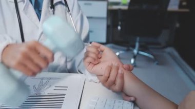 Doktor elinde bir steteskop tutuyor.