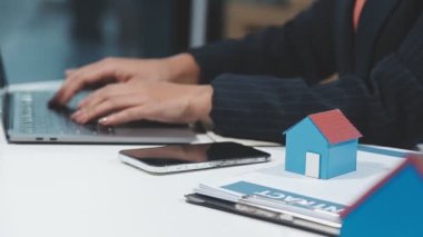 Adam ev modeliyle el ele