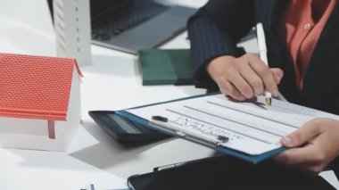 Masanın üzerinde kalem ve hesap makinesiyle adamın elini kapat