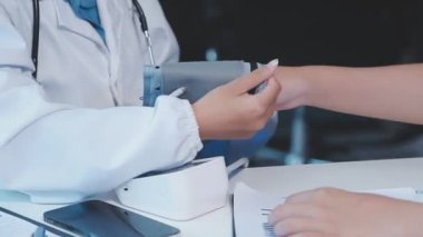 Doktor elini steteskopla kapat.