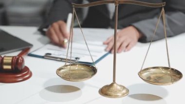 Yargıç Gavin arka planda avukatla birlikte masada. Hukuk ve hukuk kavramı.