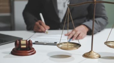 Ofiste çalışan bir iş adamı. Avukat, avukat, adalet, hukuk, hukuk kavramı, avukat, avukat..