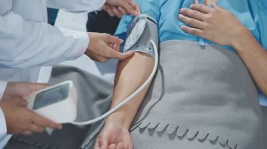Klinikte kalp basıncını ölçmek için dijital tablet kullanan doktor.