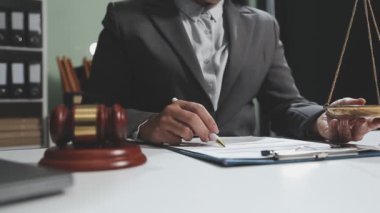 Ofiste çalışan iş adamları..