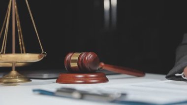 Yargıç Tokmak ve hukuk kitabı mahkeme masasında.