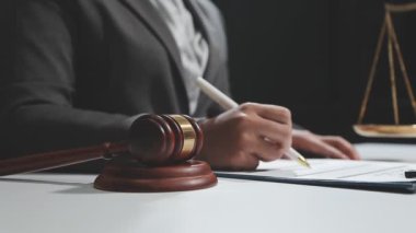 Avukat, yargıç tokmak, yargıç tokmak, hukuki danışmanlık kavramı. Ofiste çalışan yasal avukat..