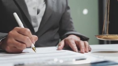 Ofiste çalışan avukat ya da hakim, hukuki danışmanlık ve avukat konsepti.