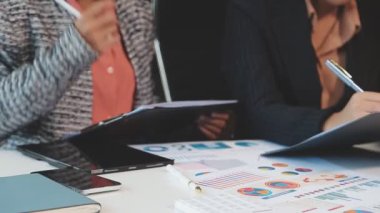 Genç Asyalı iş kadınının dizüstü bilgisayarla çalışmasını ve modern bir ofiste dizüstü bilgisayardaki finansal verileri analiz etmesini. iş insanları konsepti