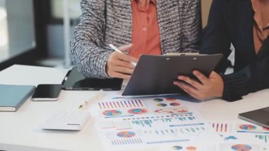 Ofiste dizüstü bilgisayar kullanan iş kadını