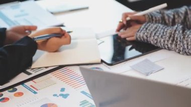 Yeni modern proje üzerinde çalışan iş ekibi