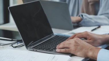 Ofiste çalışan bir iş adamı.