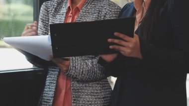 Ofisteki iş adamları.