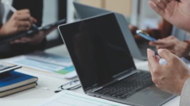 Modern ofiste çalışan iş adamlarına yakından bakın..
