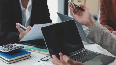 Ofiste çalışan iş adamları