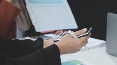 Tablet Bilgisayar üzerinde çalışan İşadamı