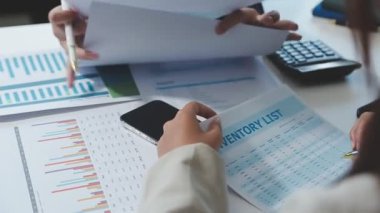İş ekibi toplantısı ve finansal planlama