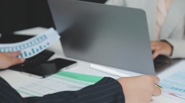 Ofis masasında çalışan işadamı ve işkadını.