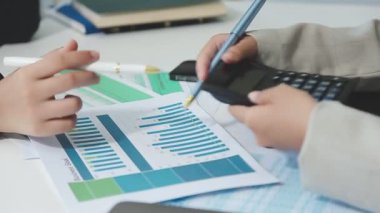 Ofiste dizüstü bilgisayarla çalışan genç iş kadınının yakın görüntüsü.