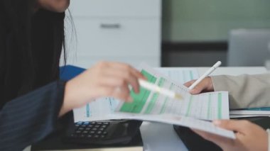 Ofiste çalışan genç iş kadını.