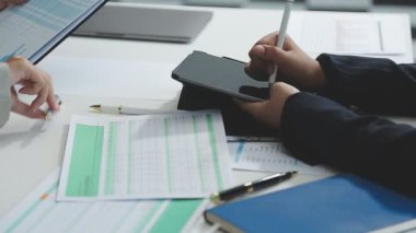 Ofiste çalışan iş adamı.