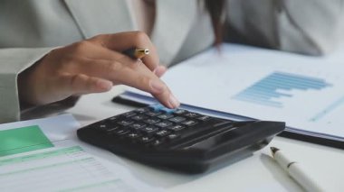 Ofiste mali belgeler üzerinde çalışan iş kadını, yakın plan