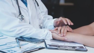 Doktorlar ve hastalar hastane odasındaki tıbbi muayeneden bahsedip danışmanlık yapıyorlar. Sağlık sigortası kavramı