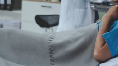 Hastanenin koğuşunda elini tutan doktor.