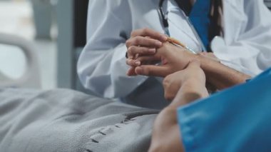 Doktor hastasına steteskop tutuyor.