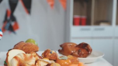 Elinde kırmızı şarap ve elinde bir bardak portakal şarabı olan genç bir kadının ellerini yakın plan çekiyoruz.