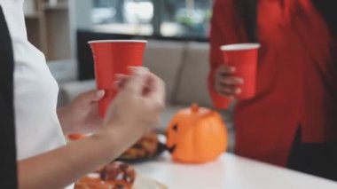 Evde bira içen kadın.