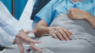 Doktor hasta basıncını kontrol ediyor.