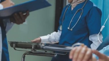 Steteskoplu doktor hastanede.